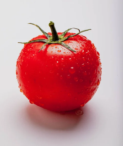 Tomate Suculento Molhado Isolado Branco — Fotografia de Stock