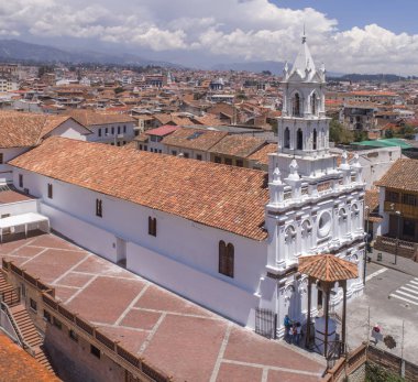 Cuenca, Ekvador 'daki Todos Santos kilisesinin insansız hava aracı görüntüsü