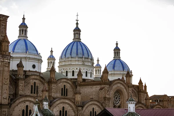 Die Berühmten Kuppeln Der Neuen Kathedrale Überragen Cuenca Ecuador — Stockfoto