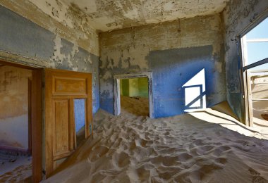 Kum, Kolmanskoppe, Namibya 'daki bu odaları işgal etti ve ele geçirdi.