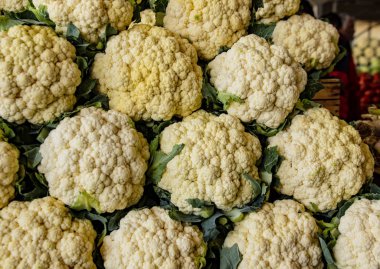 Pazarda satılık karnabahar dizeleri