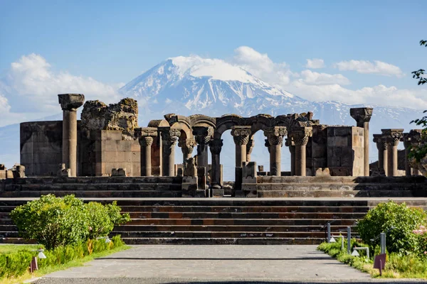 Erivan, Ermenistan 'daki Zvartnos tapınağının kalıntıları, arka planda Ararat Dağı var.