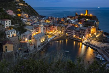 Vernazza, İtalya 'ya gece tepeden bakan şehir