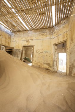 Kum, Kolmanskoppe, Namibya 'daki bu odaları işgal etti ve ele geçirdi.