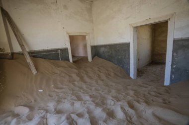 Kum, Kolmanskoppe 'taki bu odaları işgal etti ve ele geçirdi.