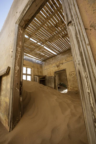 Sand has invaded and taken over these rooms in Kolmanskoppe — Stock Photo, Image