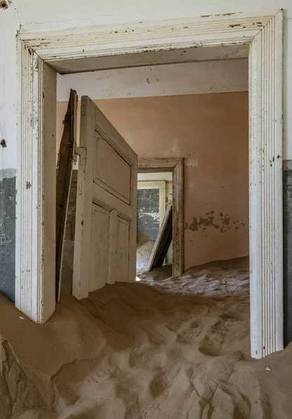 Песок вторгся и захватил эти комнаты в Колманскоппе — стоковое фото