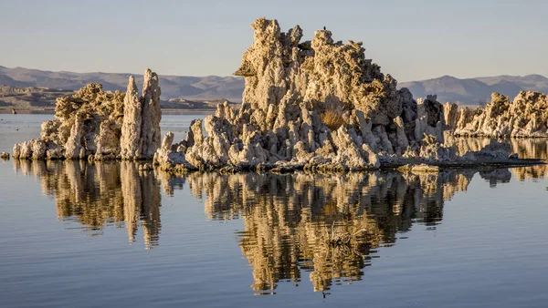 Tufa en Mono Lake, California — Foto de Stock