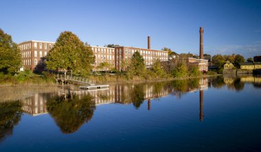 19. yüzyıl tekstil fabrikası görülen modern kullanım için yenilenmiştir komşu nehre yansıyan