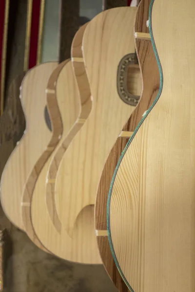 Guitarras recém-fabricadas Secagem em sol — Fotografia de Stock