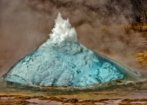Hot geyser preparing to erupt — Stock Photo, Image