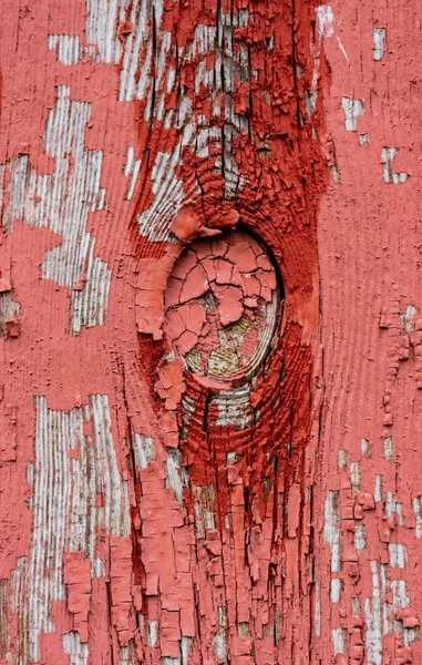 La pintura roja envejecida y las ventanas rotas son un sitio común en los graneros — Foto de Stock