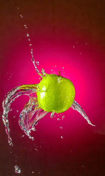 Schizzi d'acqua su Apple — Foto Stock