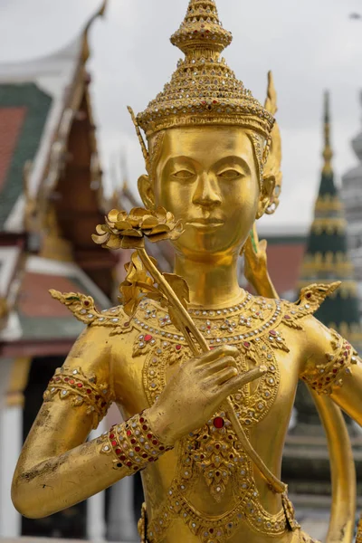 Estátua de Kinnon Kinnaree dourada no Grand Palace — Fotografia de Stock