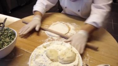 Gozleme, adım 1 bir Türk pasta dışarı haddelenmiş