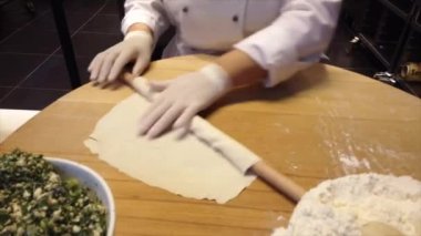 Gözleme, adım 2 bir Türk pasta düz dışarı haddelenmiş