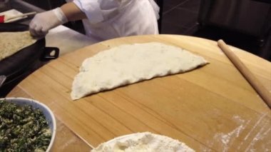Gözleme, adım 5'te bir Türk böreği pişti