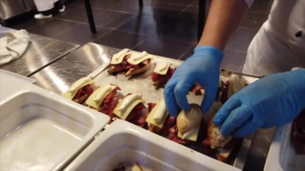 Sandwich de pastrami hecho en el paso 4 cubriendo con pan — Vídeos de Stock