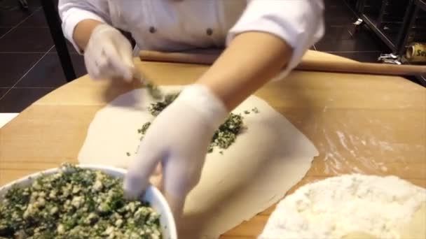 Gozleme, egy török péksütemény lépésben 3 van töltve — Stock videók
