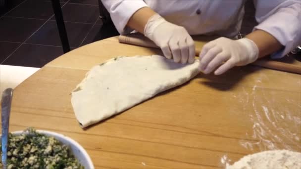 Gozleme, egy török péksütemény lépésben 4 van hajtva — Stock videók