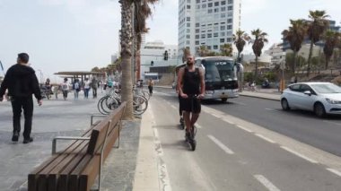 Tel Aviv, İsrail - 2019-04-27 - Meşgul Yolunda Bisiklet Yolu 2 - Elektrikli Scooter