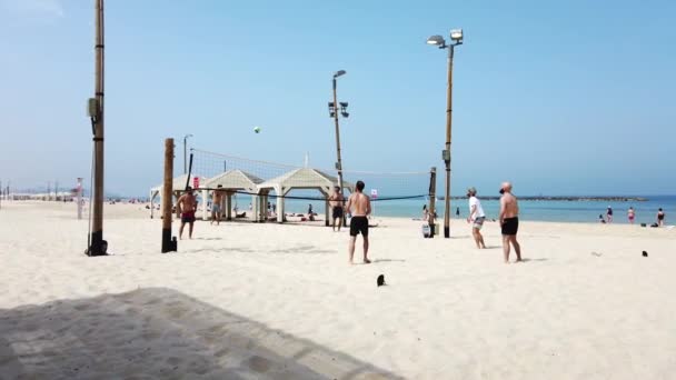 Тель-Авів, Ізраїль-2019-04-27-пляжний волейбол 1-6 чоловіків довга точка — стокове відео