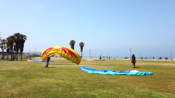 Tel aviv, israel - 2019-04-27 - Gleitschirmtraining auf Gras 1 - erst gelb, dann blau ziehen — Stockvideo