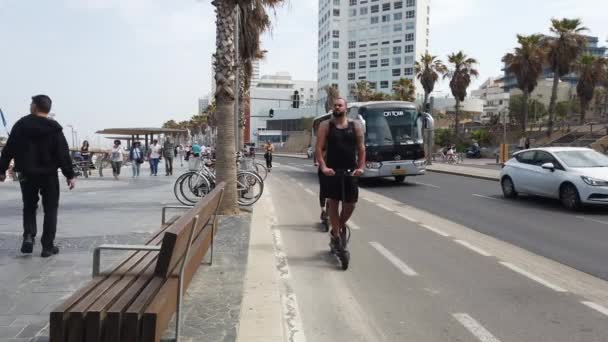 Tel aviv, israel - 2019-04-27 - Radweg an der viel befahrenen Straße 2 - Elektroroller — Stockvideo