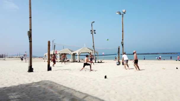Tel Aviv, Izrael-2019-04-27-plážový volejbal 2-6 muži obtížným bodem — Stock video
