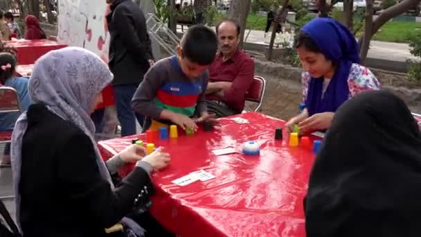 Teherán, Írán-2019-04-03-pouliční veletrh 21-děti stohování CUPS Game 1 — Stock video
