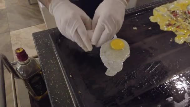 Főzés tojás grill 1-csinos tojás — Stock videók