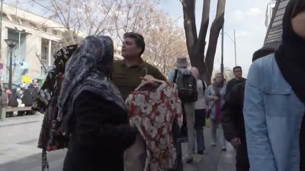 Teheran, Iran-2019-04-03-gatuförsäljare säljer skjortor — Stockvideo