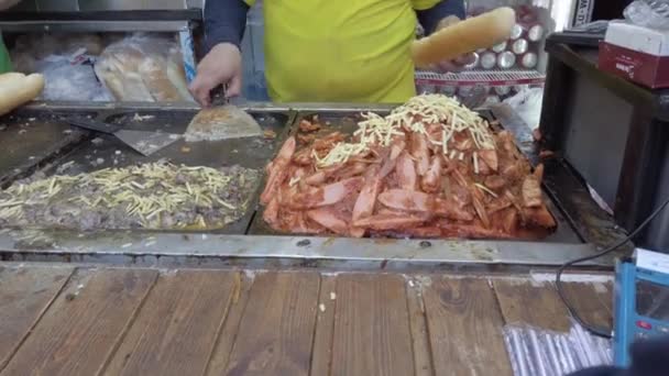 Dokonywanie irańskiej kanapkę z kurczaka u sprzedawcy ulicy — Wideo stockowe