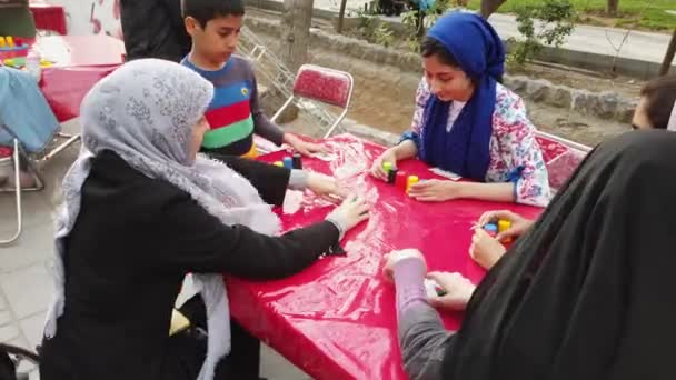 Tehran, iran - 2019-04-03 - street fair entertainment 22 - kinder stapeln becher spiel 2 — Stockvideo