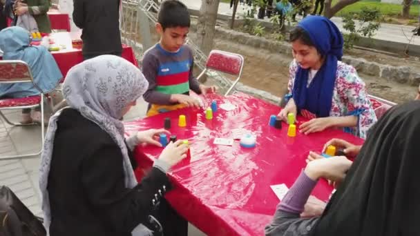 Teherán, Írán-2019-04-03-pouliční veletrh 24-děti stohování šálků 4 — Stock video