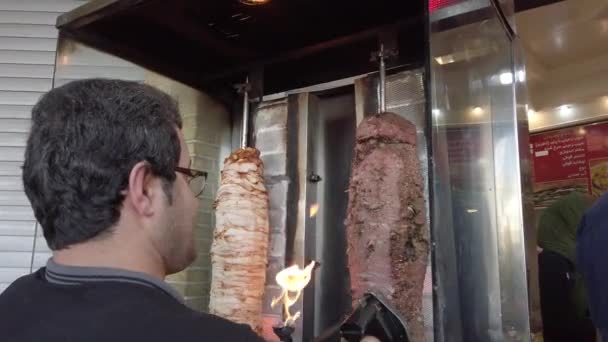 Teherán, Irán - 2019-04-03 - Vendedor ambulante corta carne para Shawarma — Vídeo de stock