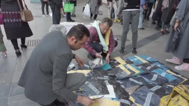 Tehran, iran - 2019-04-03 - Straßenhändler verkauft T-Shirts — Stockvideo