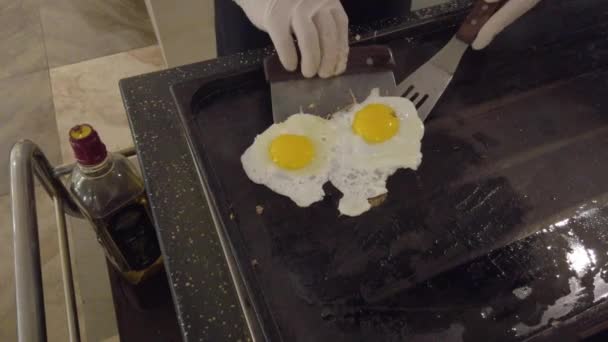 Kook eieren op grill 2-afwerking — Stockvideo
