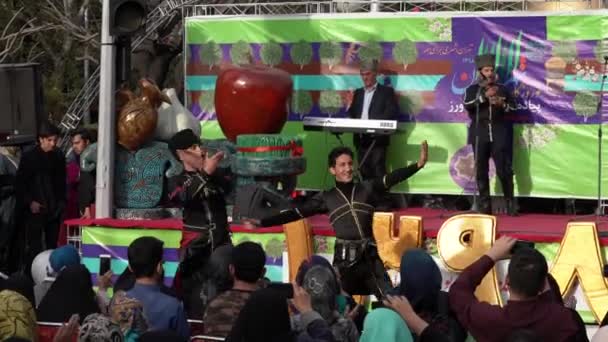 Teheran, Iran-2019-04-03-Street Fair Entertainment 2-traditionele Iraanse dans — Stockvideo