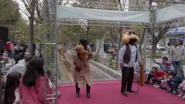 Teherán, Irán - 2019-04-03 - Street Fair Entertainment 4 - Children Skit 1 — Vídeo de stock