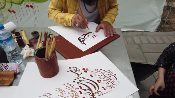 Tehran, Iran - 2019-04-03 - Street Vendor Sells Iranian Caligraphy — Stock Video