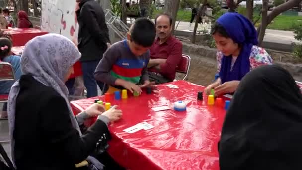 Tehran, iran - 2019-04-03 - street fair entertainment 21 - kinder stapeln becher spiel 1 — Stockvideo