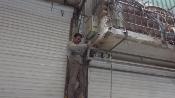 Teheran, Iran-2019-04-03-Arc Welder maakt reparaties met alleen zonnebrillen — Stockvideo