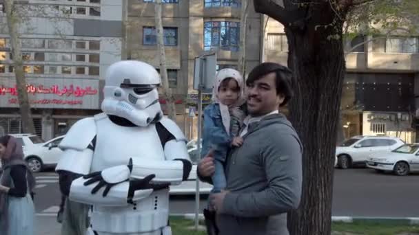 Тегеран, Иран - 2019-04-03 - Street Fair Entertainment 12 - Storm Trooper Frightens Child — стоковое видео