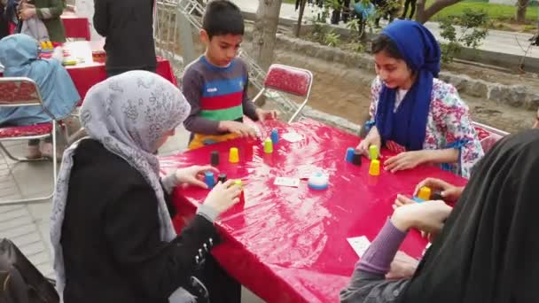 Teherán, Irán - 2019-04-03 - Street Fair Entertainment 24 - Niños apilando tazas Juego 4 — Vídeos de Stock