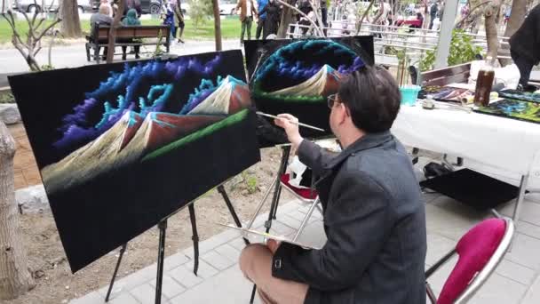 Teherán, Irán - 2019-04-03 - Street Painter Crea Hierba de Paisaje — Vídeos de Stock