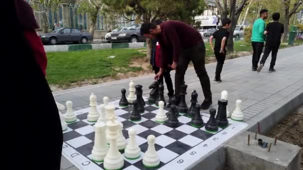 Teheran, Iran-2019-04-03-Street Fair Entertainment 14-Giant Chess Game drama — Stockvideo