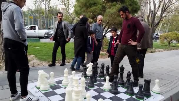 Teheran, Iran-2019-04-03-Street Fair Entertainment 13-gigantische schaakspel — Stockvideo