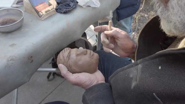 Teheran, Iran - 2019-04-03 - Street Artist Carves Head – Stock-video