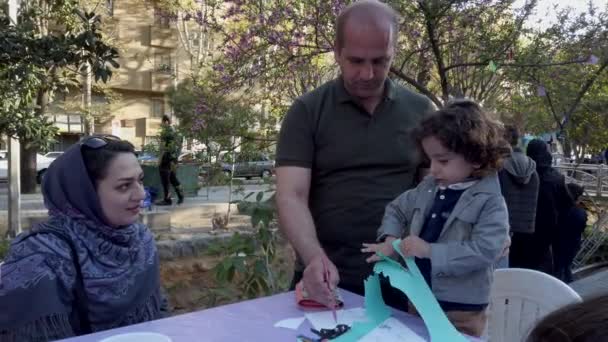 Teheran, Iran-2019-04-03-Street Fair Entertainment 9-barn hantverk tabell 1 — Stockvideo